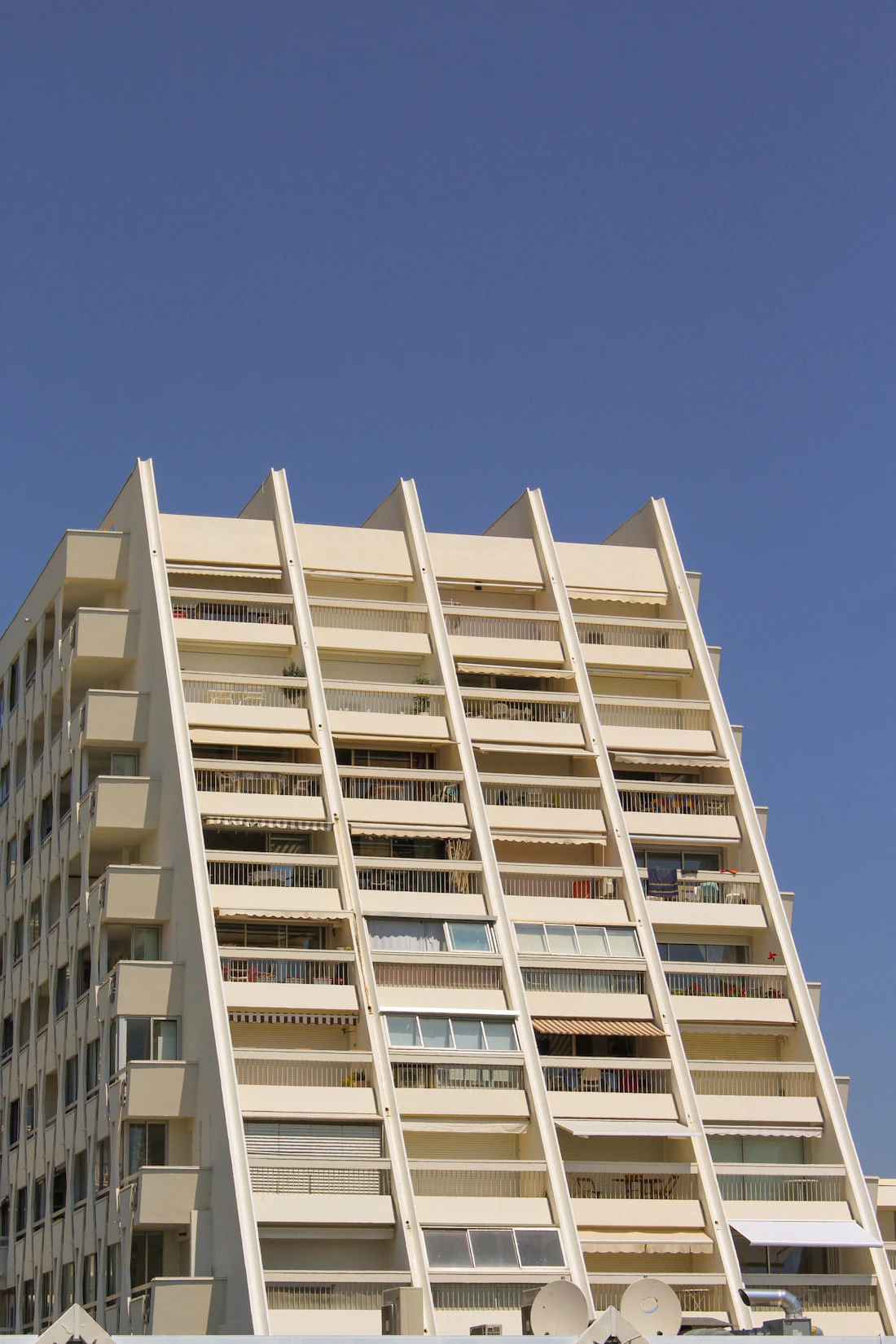 Immeuble aux balcons caractéristiques de La Grande-Motte