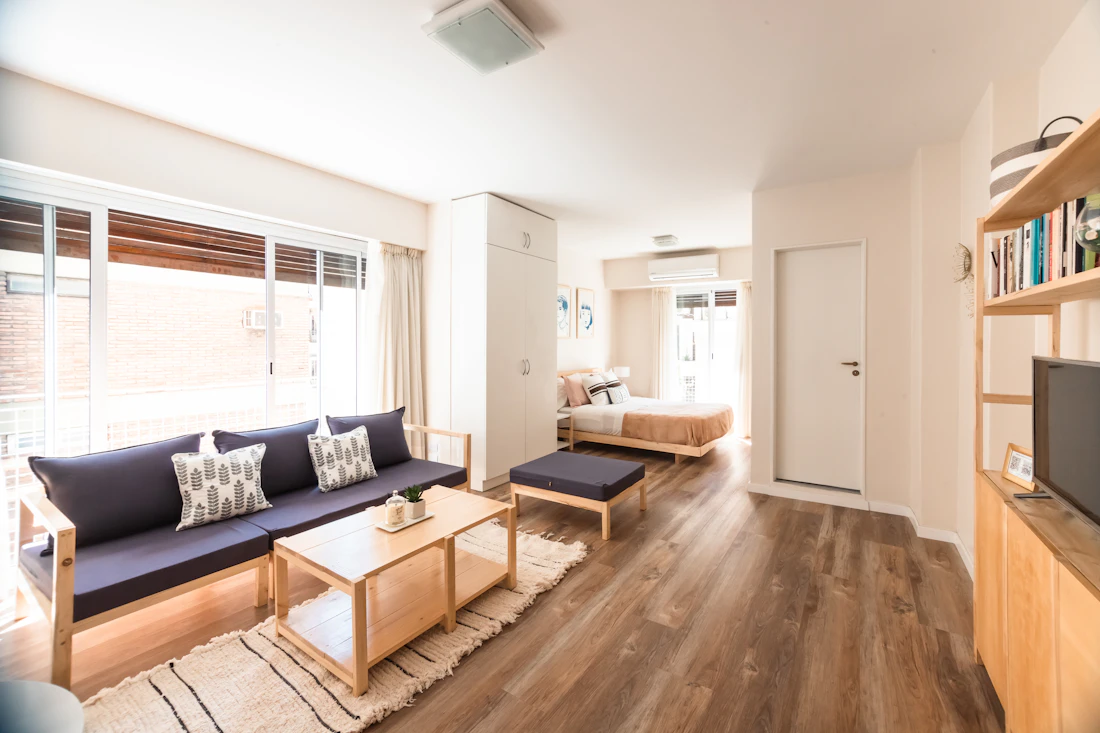 Conciergerie Airbnb La Grande-Motte — location saisonnière gérée Séjour lumineux d'un appartement géré par notre service de conciergerie à La Grande-Motte